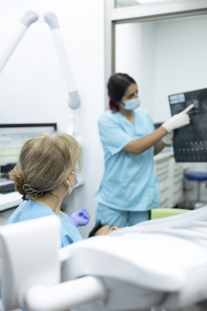 Profesionales de Serviprodent evaluando radiografías dentales Dentistas de Serviprodent revisando una radiografía dental durante una consulta en Valdemorillo.