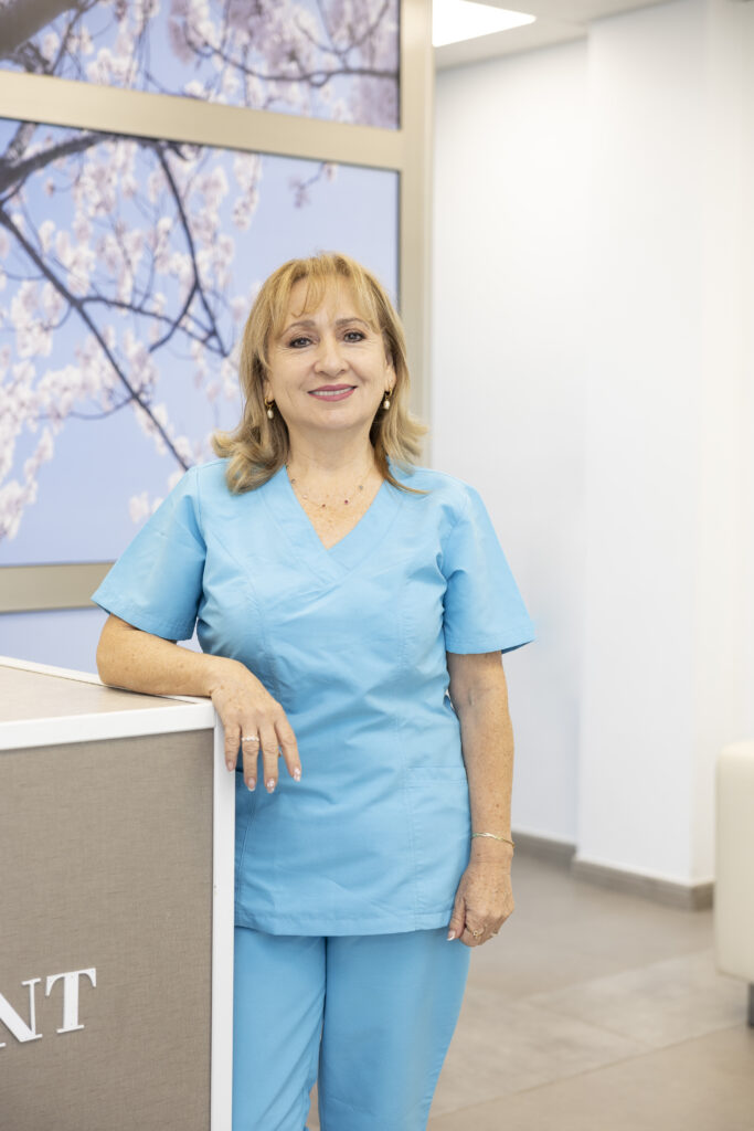 Doctora Cecilia Motta: Liderando Serviprodent en Valdemorillo Doctora Cecilia Motta en la recepción de Serviprodent, clínica dental en Valdemorillo