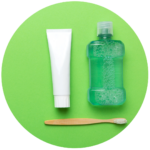 Kit de higiene bucal con cepillo, pasta de dientes y enjuague, esenciales para la prevención de enfermedades periodontales