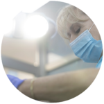 Doctora Cecilia Motta realizando un chequeo dental en Serviprodent, especialistas en odontología general en Valdemorillo